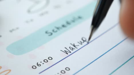 escritura a mano de la entrada del horario para despertar y el gimnasio