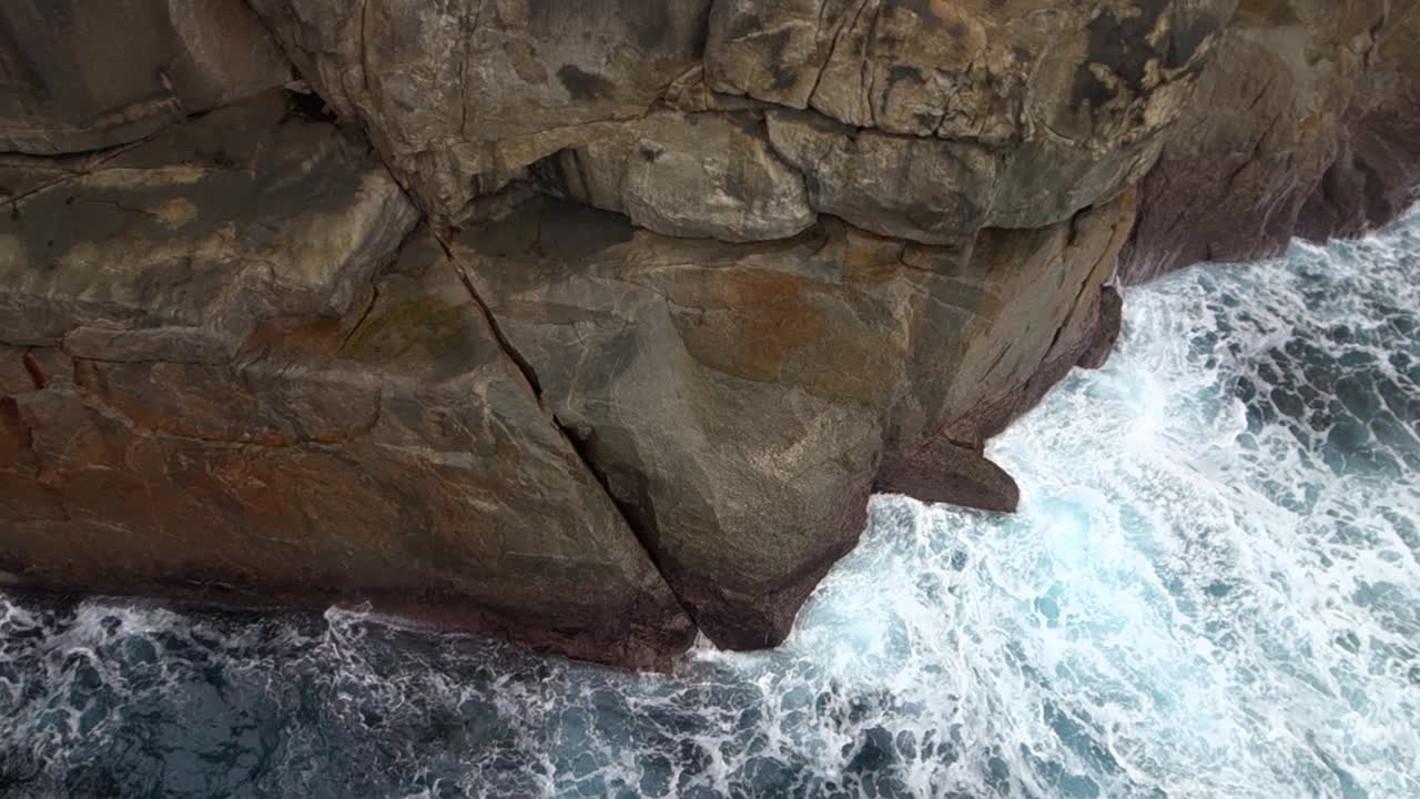 el acantilado gap en el oeste de australia cerca de albany ubicado en el parque nacional torndirrup con olas de agua mortales y rocas
