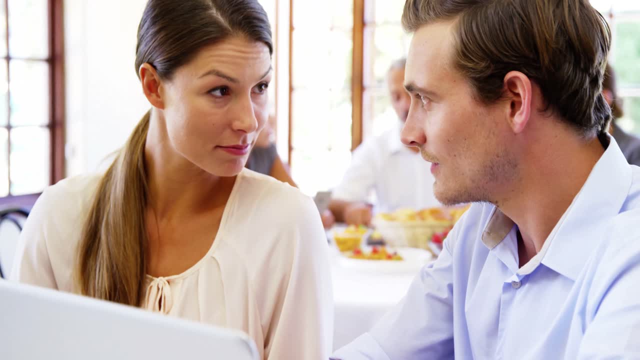 pareja usando una computadora portátil