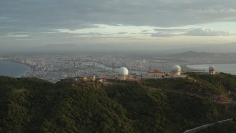 estación de vigilancia del espacio aéreo de radar, antena sobre la ciudad de da nang, vietnam