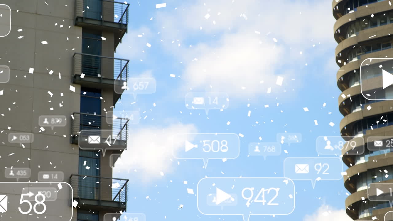 높은 건물에 부 ⁇ 히는 여러 연설 거품에 있는 소셜 미디어 아이콘 위에 떨어지는 콘페티
