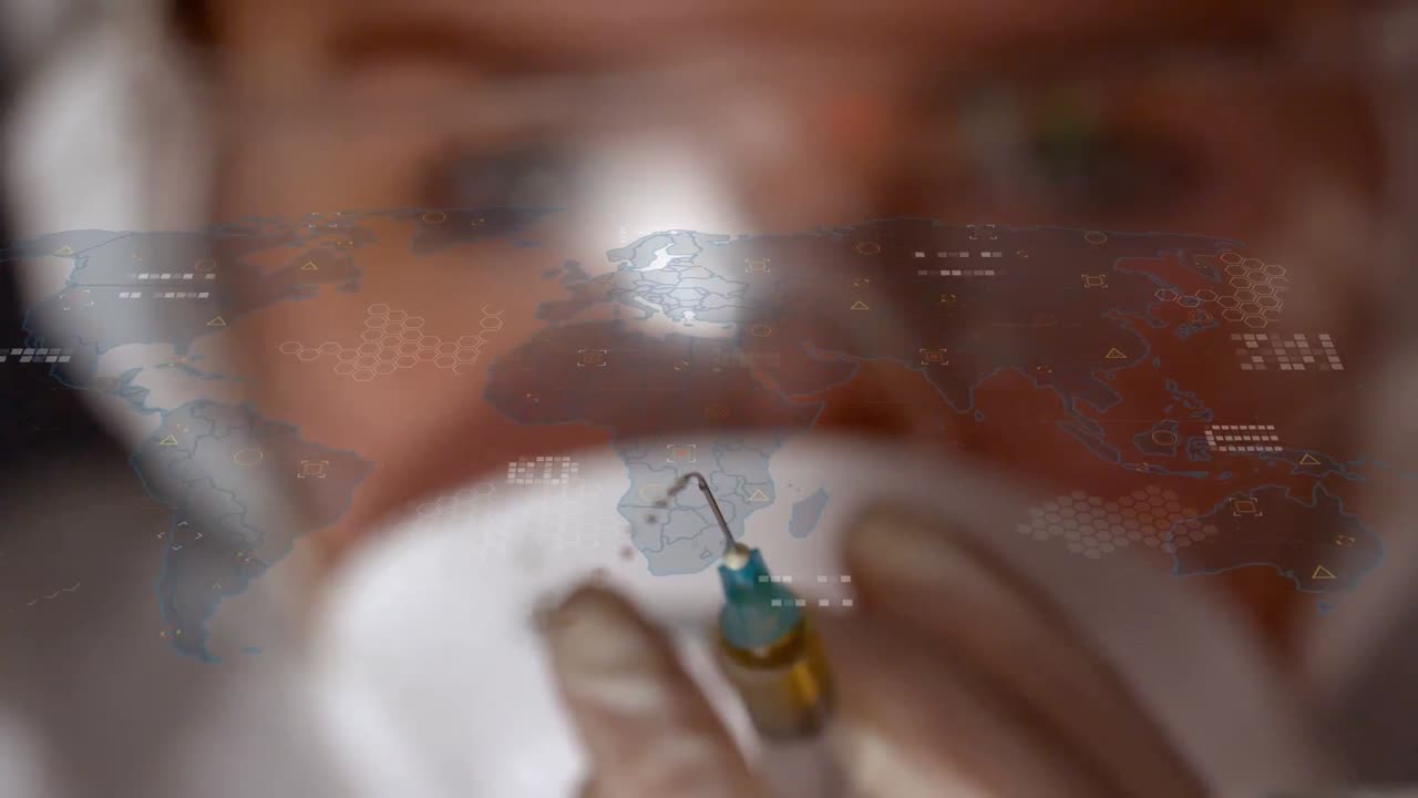 animación de un mapa del mundo con procesamiento de datos sobre una científica caucásica con una jeringa