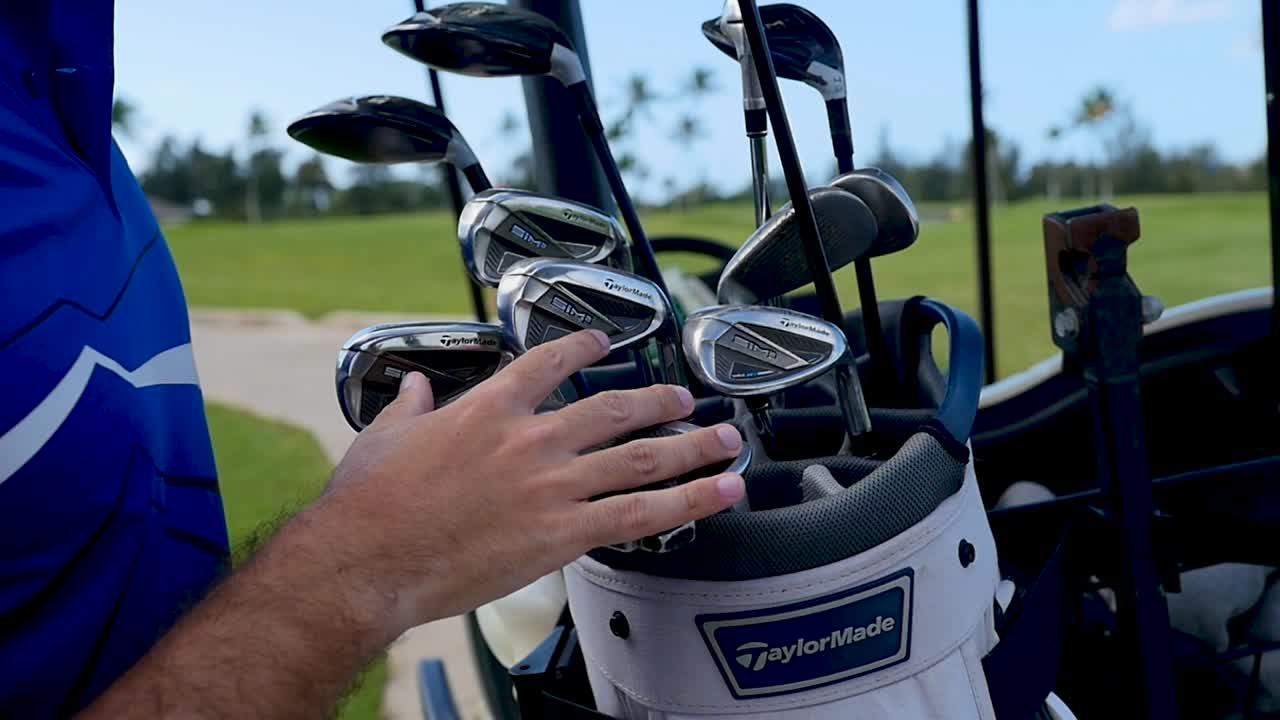 Jogador de golfe escolhendo ferro da bolsa de golfe – Em câmera lenta.