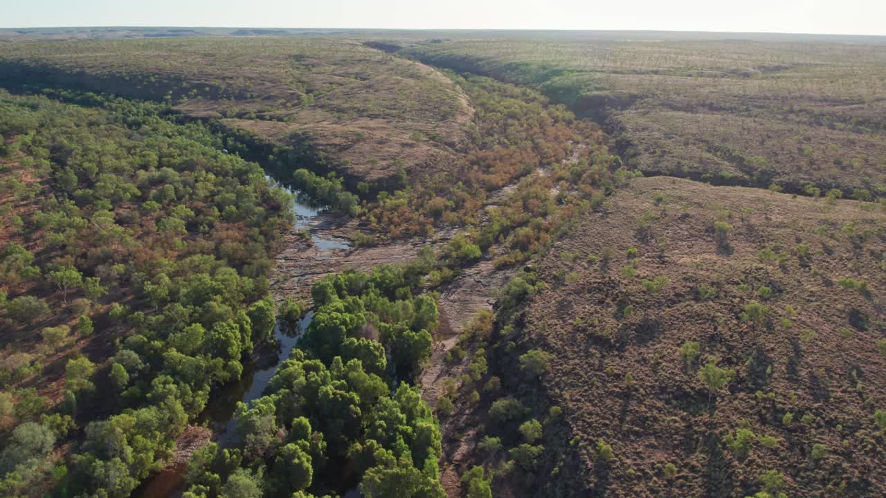 Riprese aeree del punto in cui il Wattie Creek e lo Stevens Creek si incontrano, prima della comunità di Daguragu, Territorio del Nord, Australia