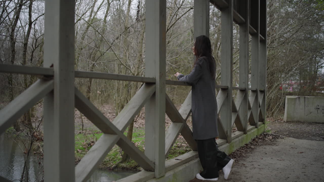 여자는 카메라에 미소