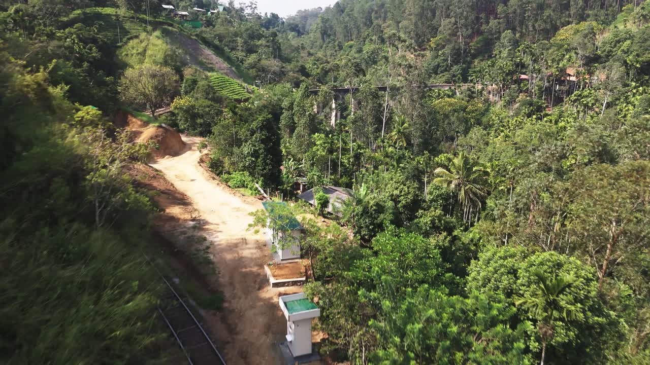 スリランカ、エッラにある9アーチ橋へ向かう鉄道を飛び越えて。