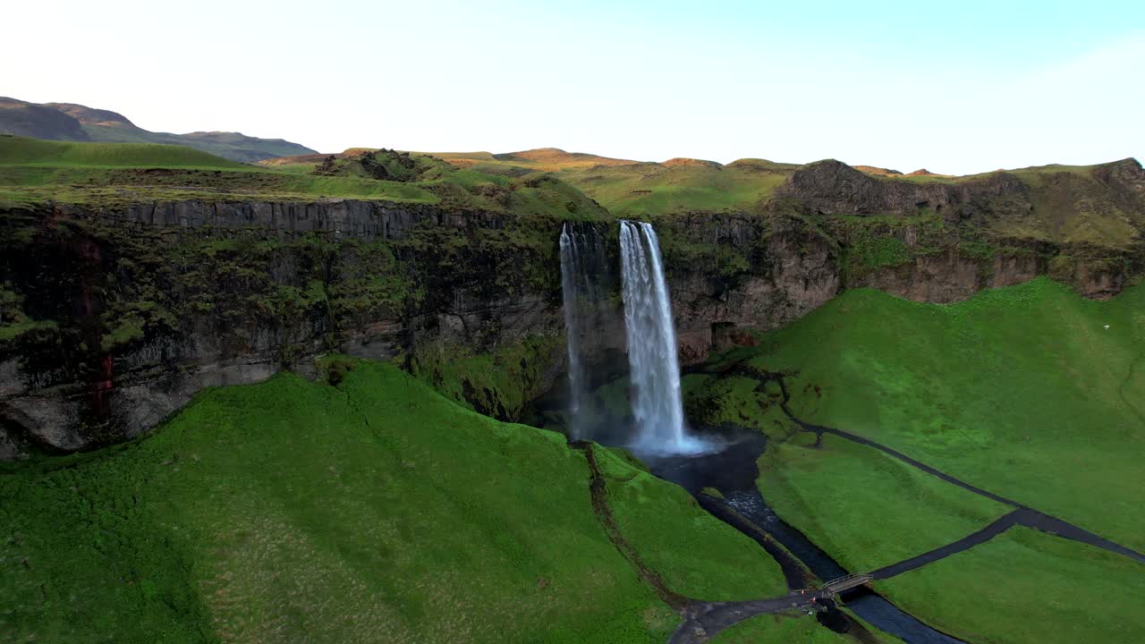 cascada de islandia seljalandsfoss en el hermoso paisaje islandés