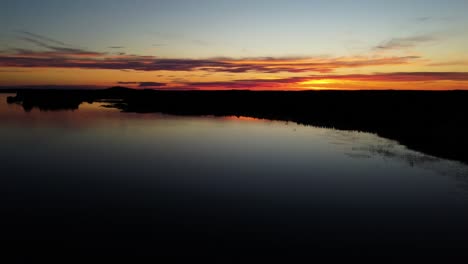 una foto tomada con un dron en el lago pieni onkamo en finlandia-2