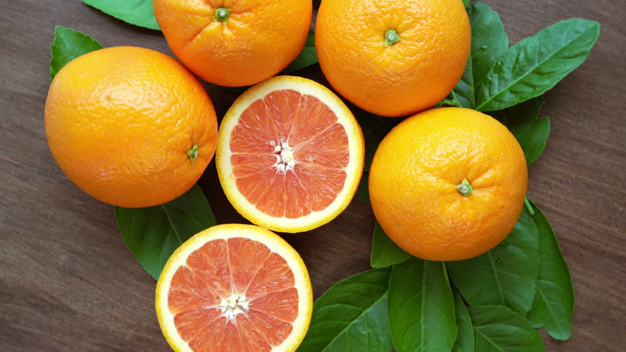 naranja con hojas en la canasta sobre fondo de madera, vista superior girar pomelo o cara cara naranja sobre fondo de madeira, resolución 4k.