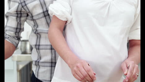 임신 한 여자 가 남편 과 함께 러드 를 만들고 있다