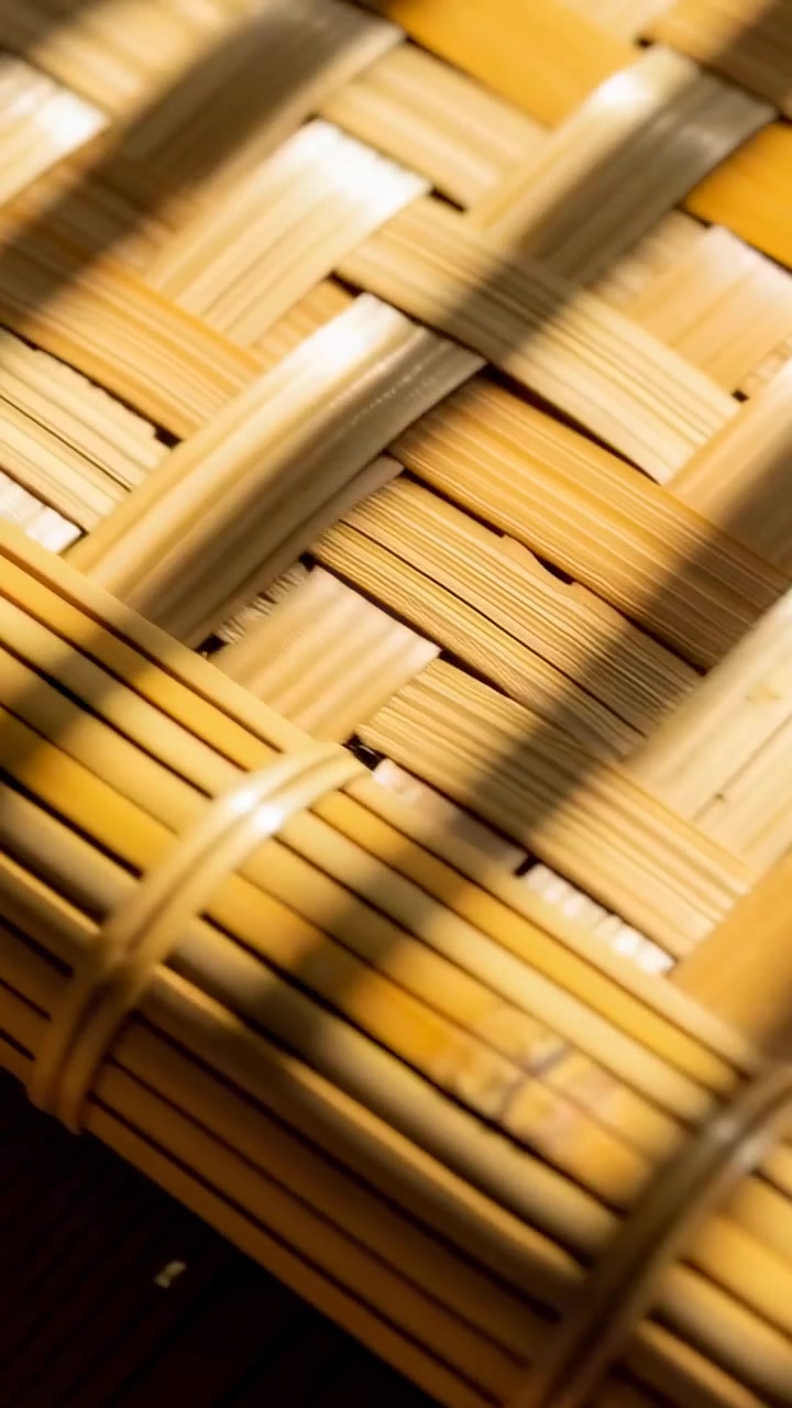 Video verticale: Panoramica della telecamera su un vassoio alla finestra mentre le persiane proiettano ombre diagonali, mostrando un loop.
