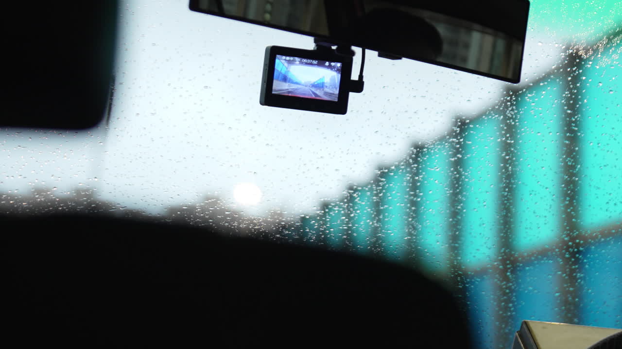 비가 오는 날 도시를 운전하는 동안 앞유리 와이퍼에서 보기