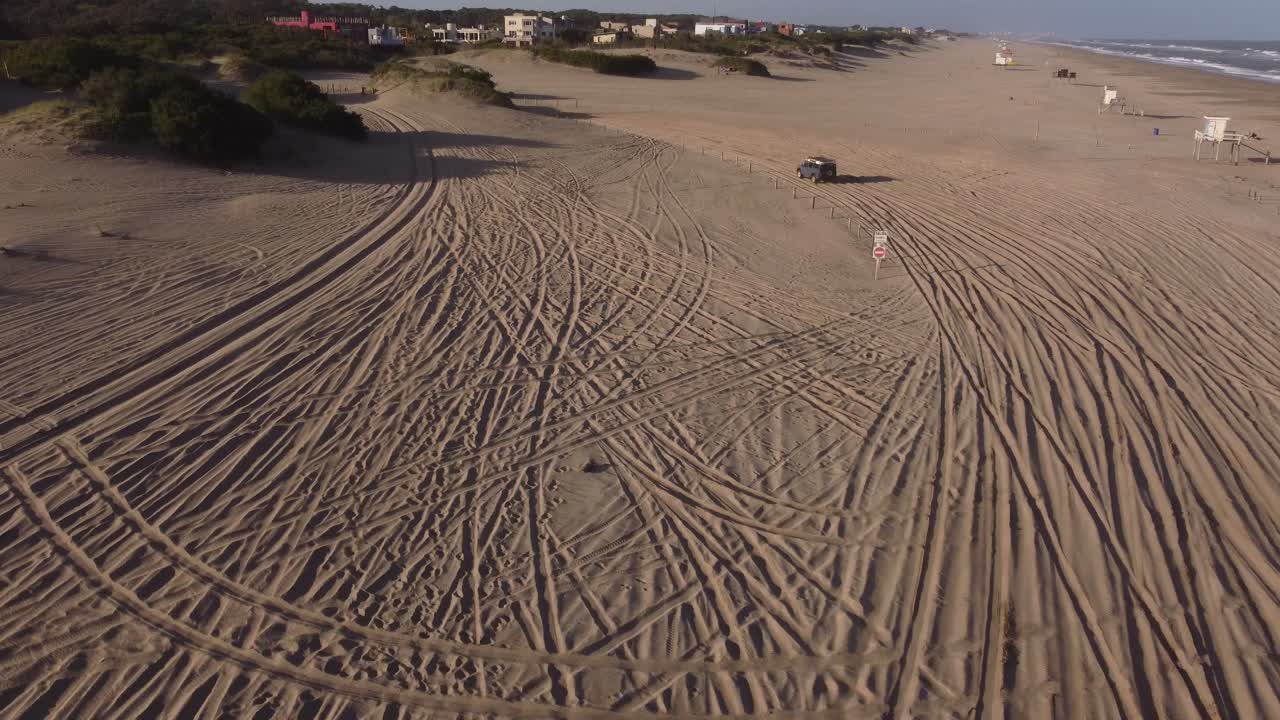일몰 때 해변을 따라 운전하는 오프로드, 아르헨티나의 마르 데 라스 팜파스