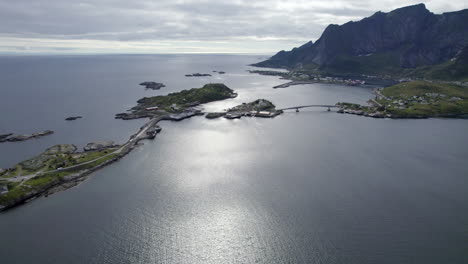 toma escénica de los famosos puentes a sakrisoy y hamnoy en la isla de lofoten con reinebringen en el fondo