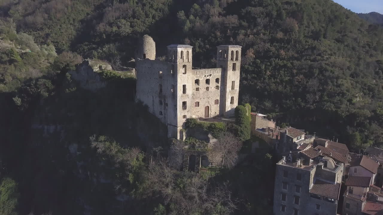 vista aérea del castillo de dolceacqua doria