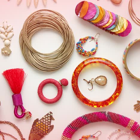 joyería femenina composición plana varios estilos colores y diseño mezcla de todo para mujeres