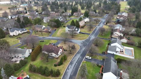 barrio americano con carretera vacía y casas grandes en el área rural