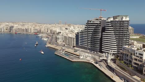 Una-Vista-Aérea-De-La-Ciudad-Turística-De-Sliema-En-Malta-En-Una-Mañana-Soleada