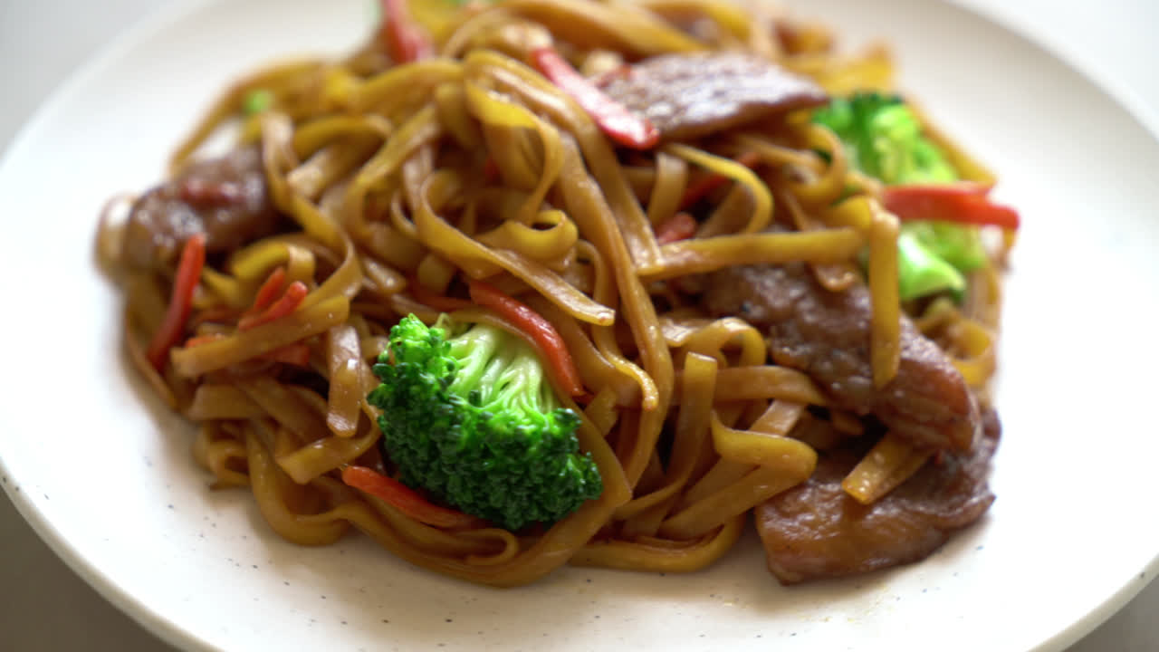 fideos salteados con carne de cerdo - estilo asiático
