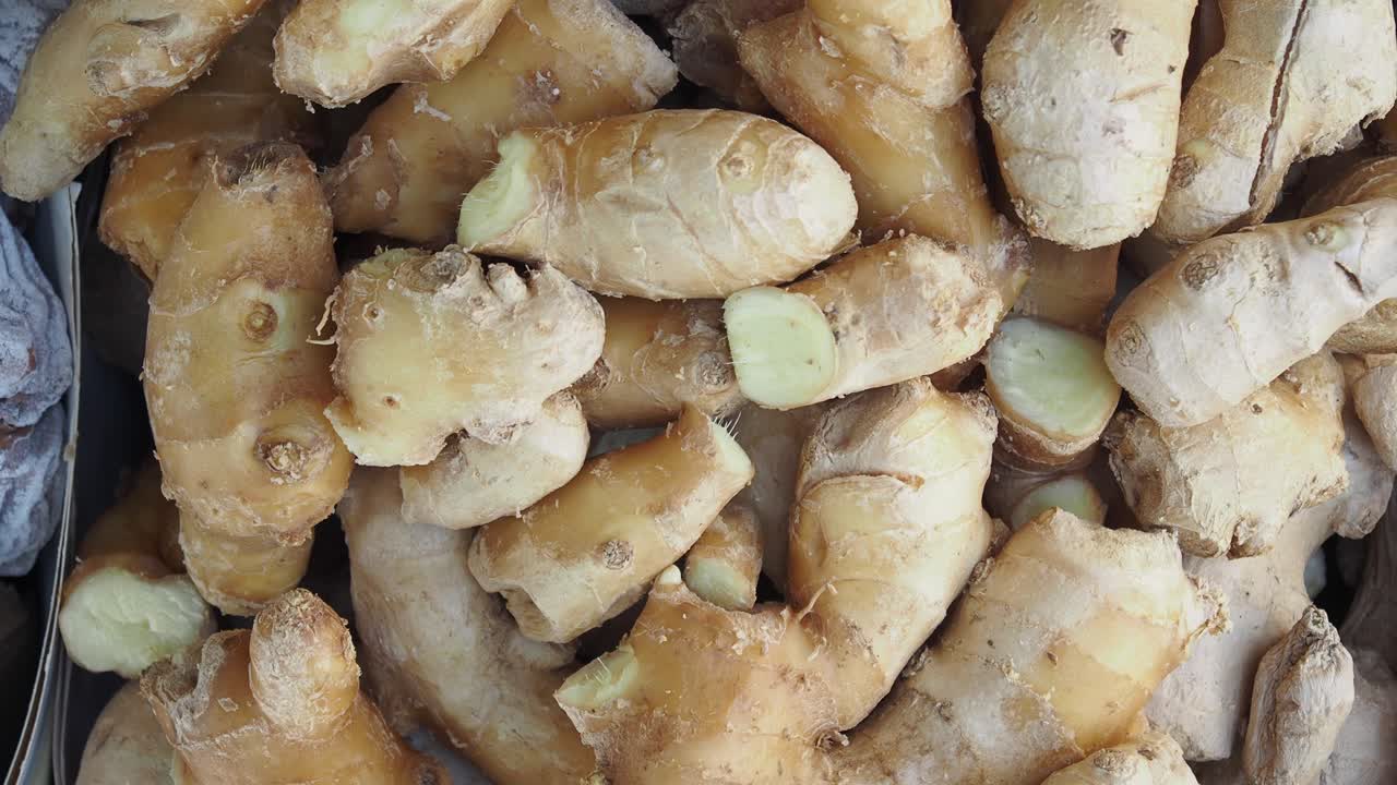 un montón de jengibre fresco