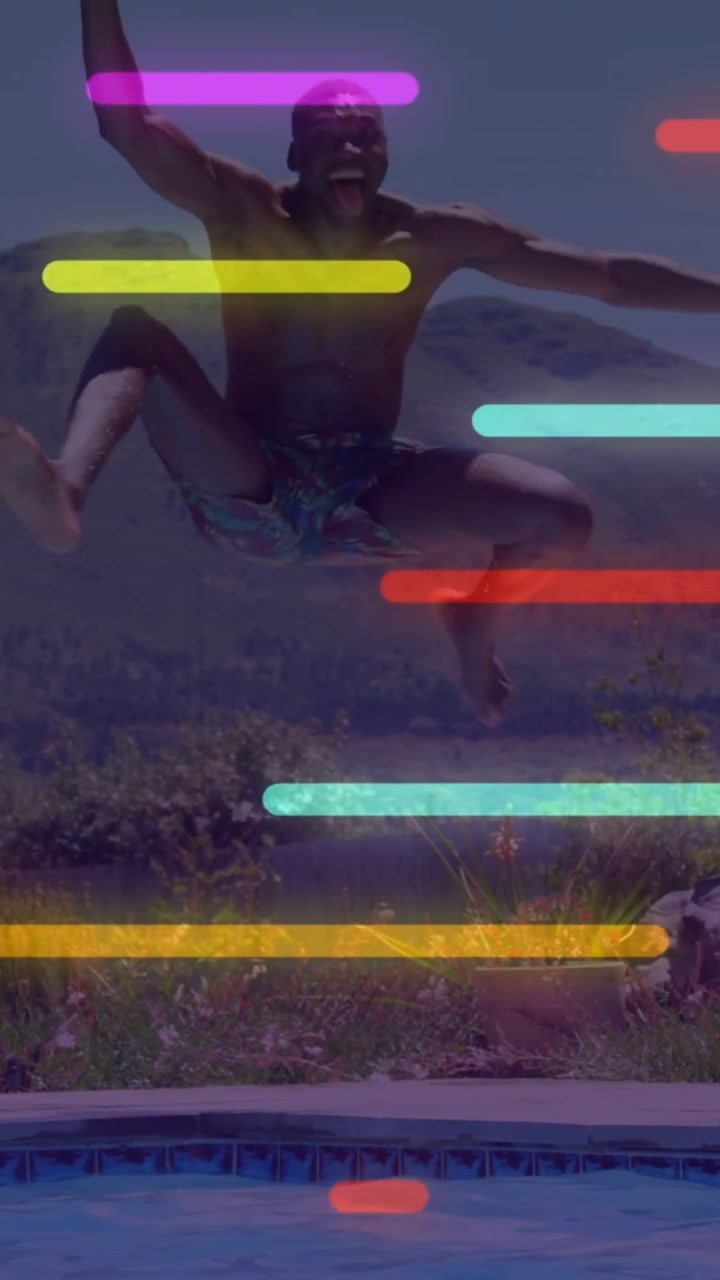 Coppia che si ferma, poi corre e salta in piscina, con barre al neon sovrapposte alla coppia per marketing