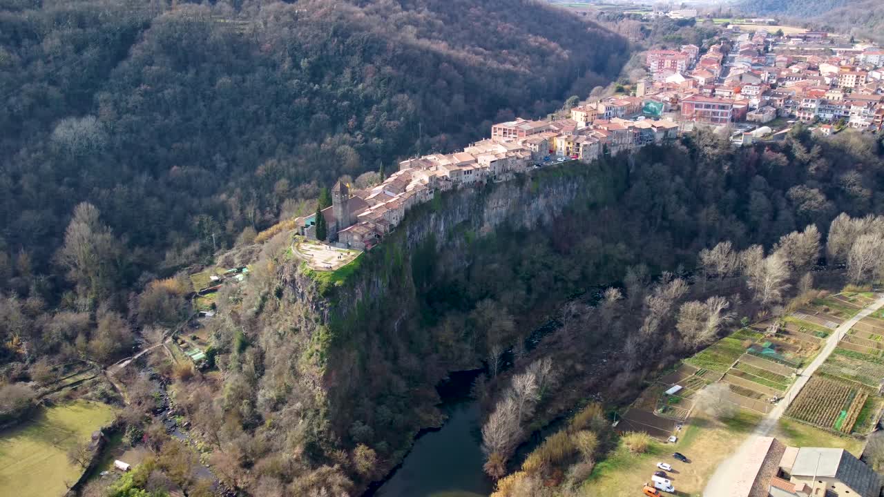 Pemandangan Udara Drone Castellfollit de la Roca: Kota Tebing di Pyrenees Girona, Dekat Zona Vulkanik Garrotxa