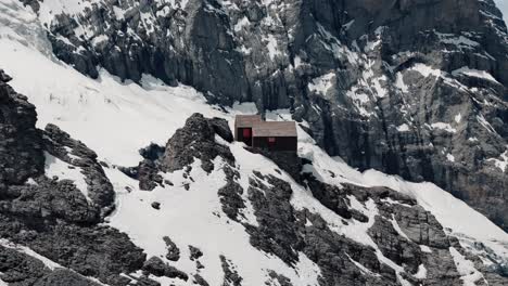 retiro circular de la cabaña alpina con glaciar y fondo de montaña alpina