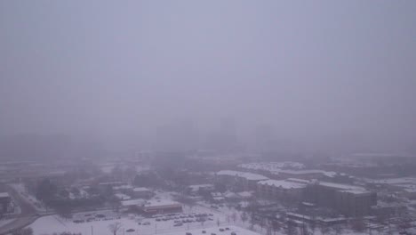 vista aérea empujando hacia el centro de boise, idaho durante una tormenta de nieve