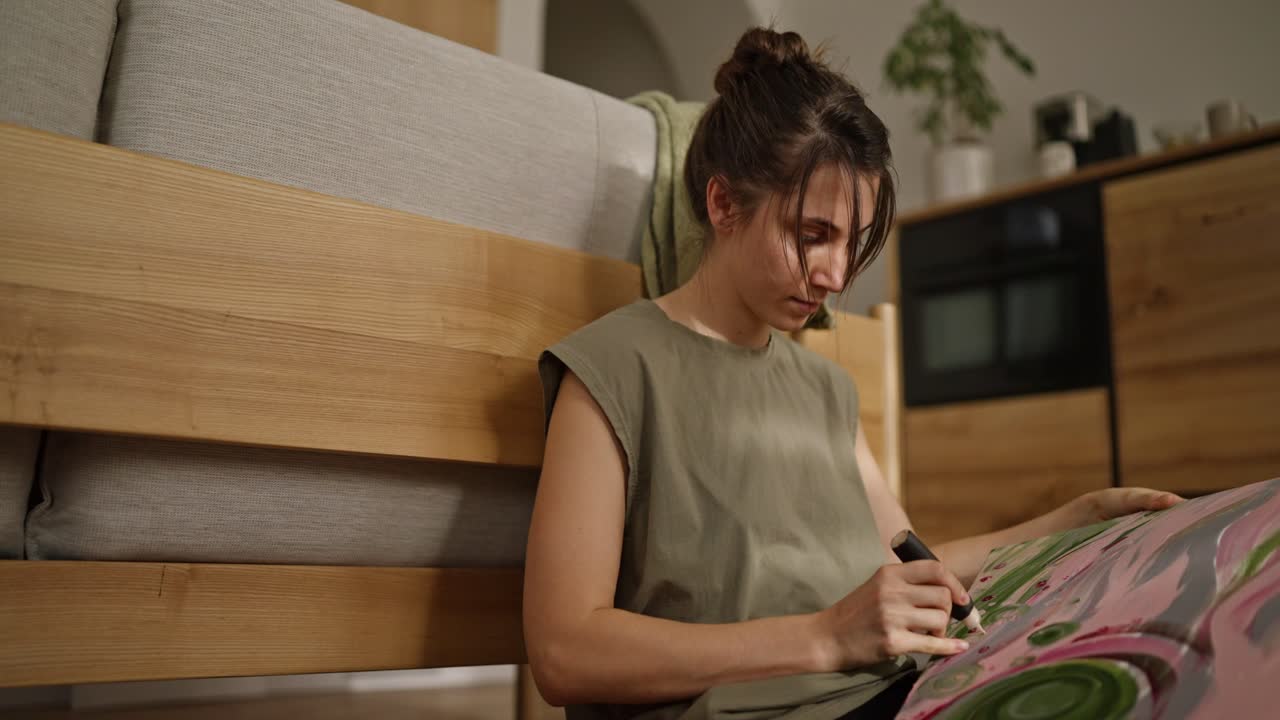 mujer pintando en lienzo en casa