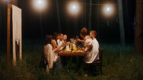 fiesta de cena en el bosque.