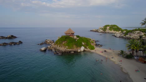 Drohne-Fliegt-In-Richtung-Cabo-De-San-Juan-Bungalow-Im-Tayrona-Nationalpark