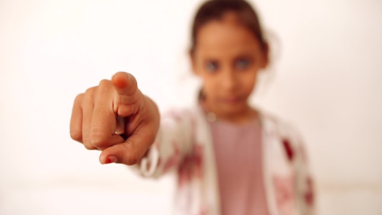 Ritratto di un bambino indiano a casa durante il lockdown per il coronavirus.