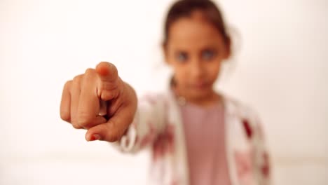 retrato de un niño indio en casa durante el bloqueo por coronavirus