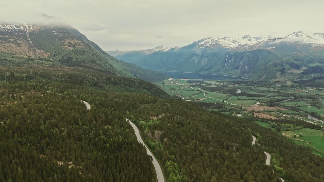 la belleza del paisaje noruego con carreteras sinuosas y montañas, vista aérea