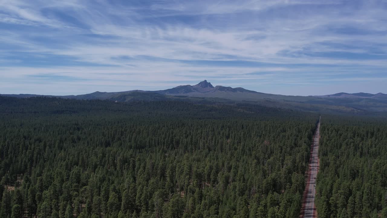 volando sobre un bosque hacia la montaña jack de tres dedos en el centro de oregon