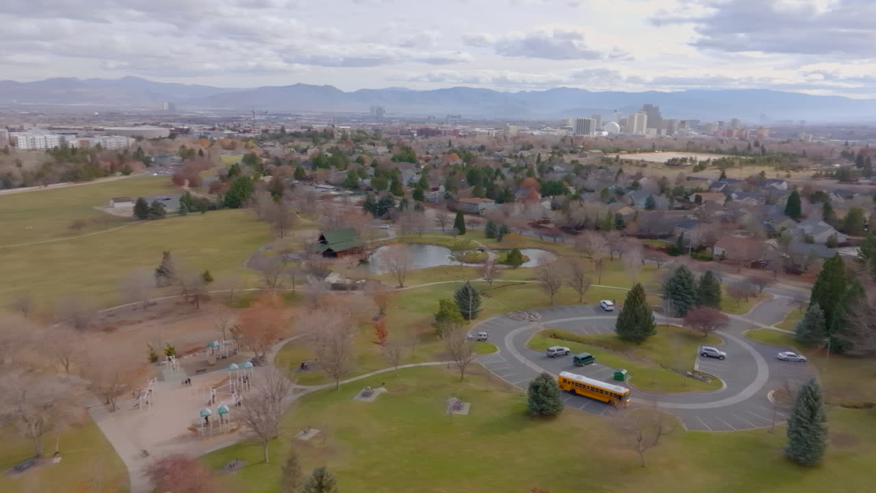 vista aérea panorámica del parque en reno con suburbios y horizonte de la ciudad y montañas
