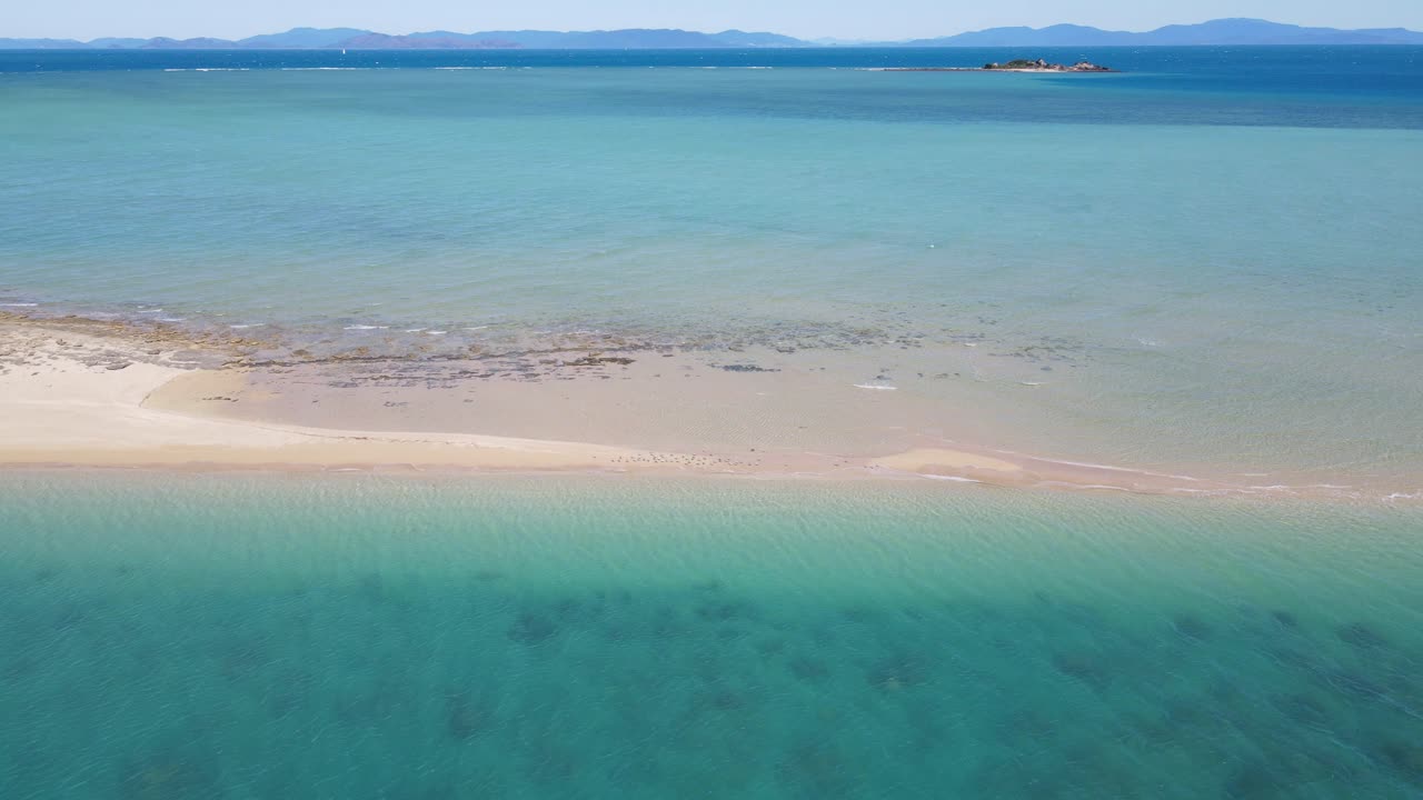 랭포드 섬, 휘트선데이즈, qld, 호주의 만조 때 푸른 바닷물에 잠긴 모래톱 위를 걷는 관광객들의 모습을 드러내고 있다