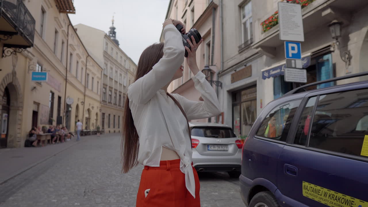 молодая женщина исследует европейский город