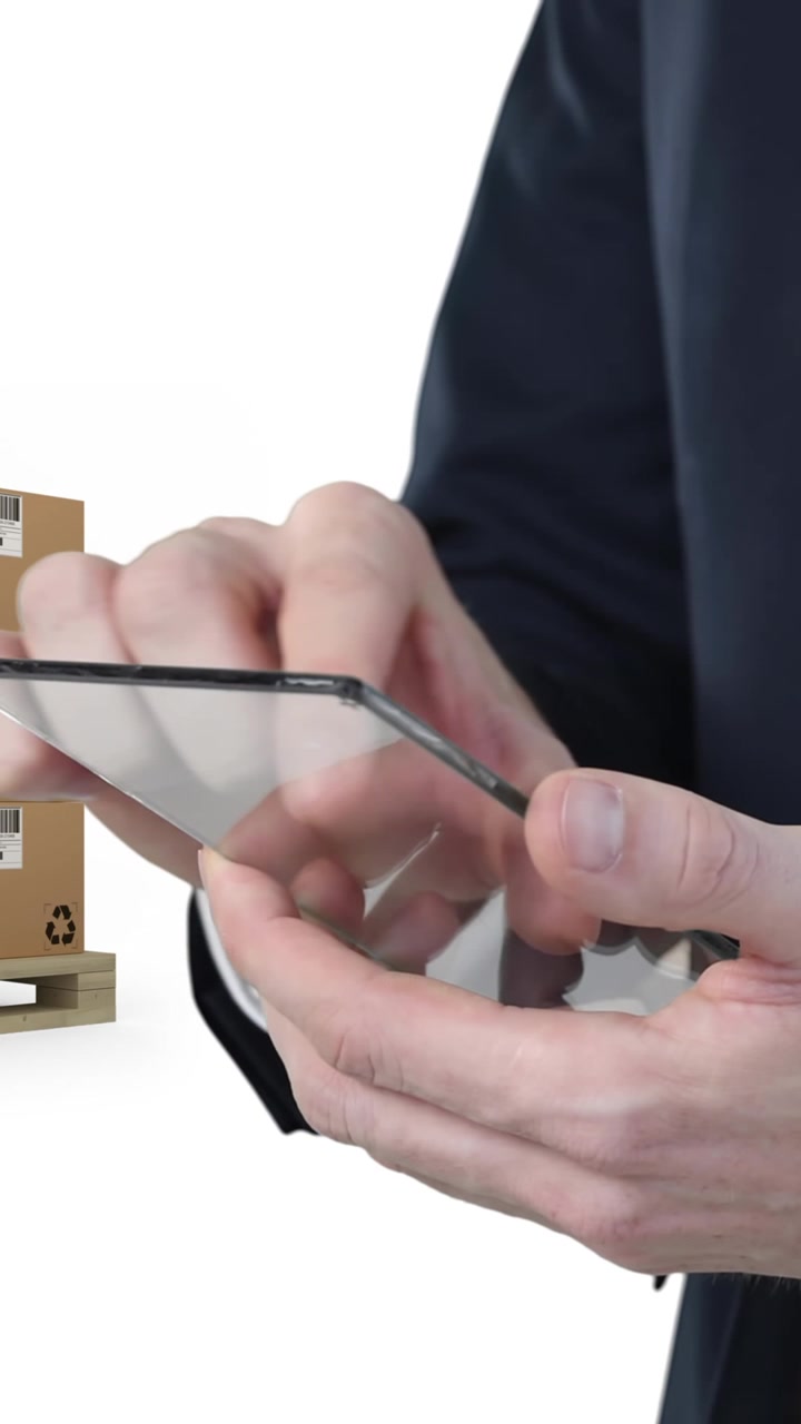 Animazione di un uomo d'affari che usa uno smartphone trasparente con pile di scatole su sfondo bianco