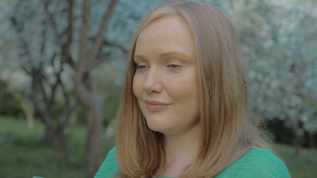 retrato de una mujer joven al aire libre con belleza natural