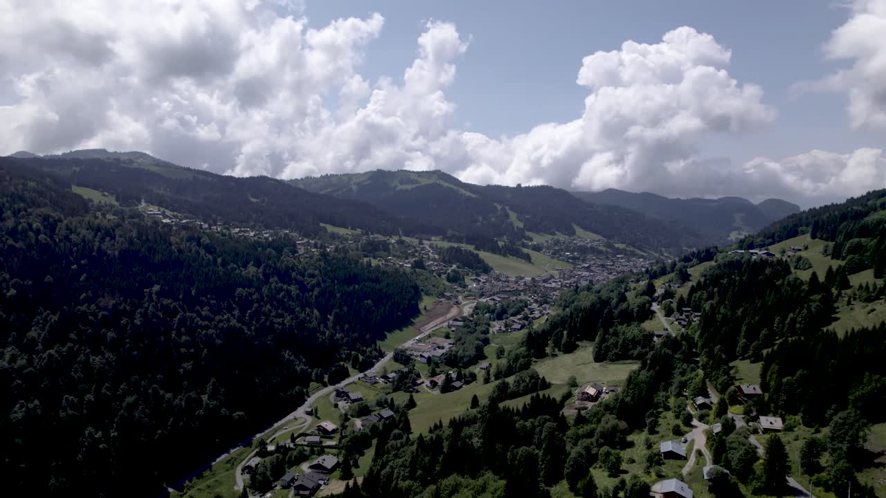 zona de esquí montañosa región de deportes de invierno movimiento hacia adelante aproximación aérea