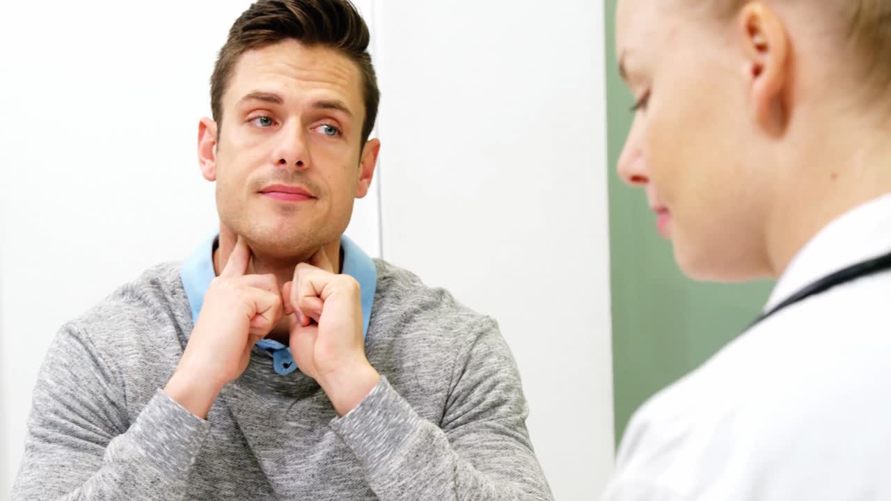 paciente discutiendo su problema con una doctora