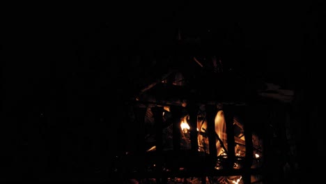 chimenea ardiendo y calentando una noche fría - prądzonka home polonia - cerrar