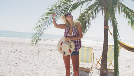 Mujer-Caucásica-Disfrutando-Del-Tiempo-En-La-Playa