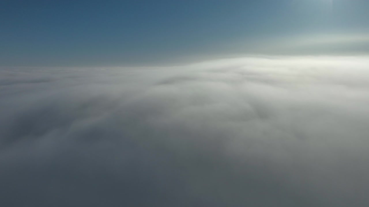 lapso de tiempo desde arriba de las nubes al amanecer con drone 01