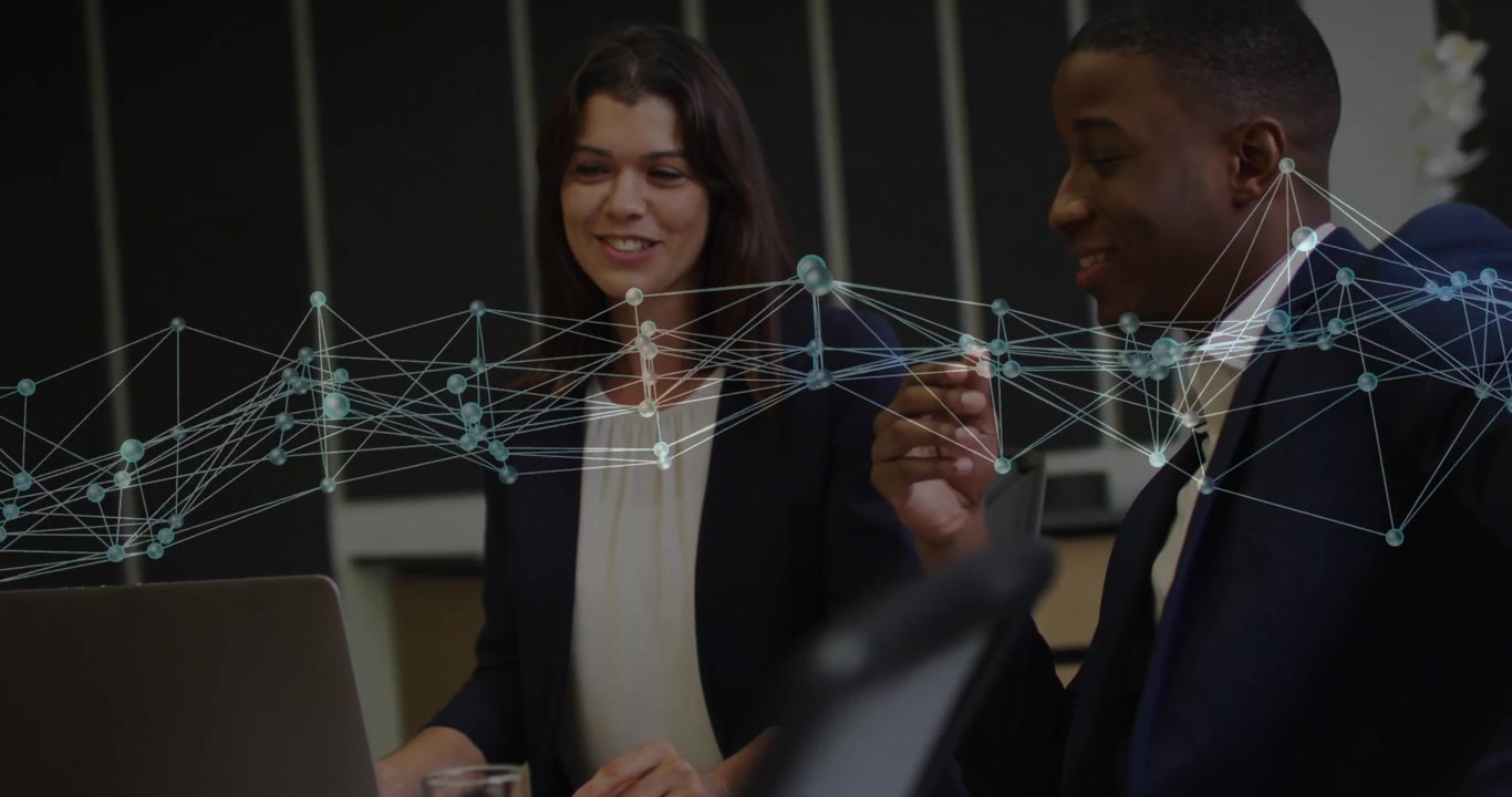 Professionisti aziendali che guardano lo schermo del laptop, inseriscono dati, animano la rete e revisionano i dati.
