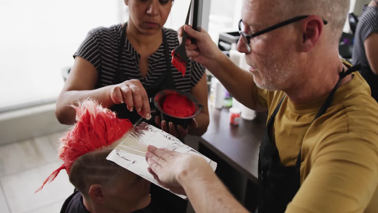 vista de alto ángulo peluqueros peinando el cabello de la mujer