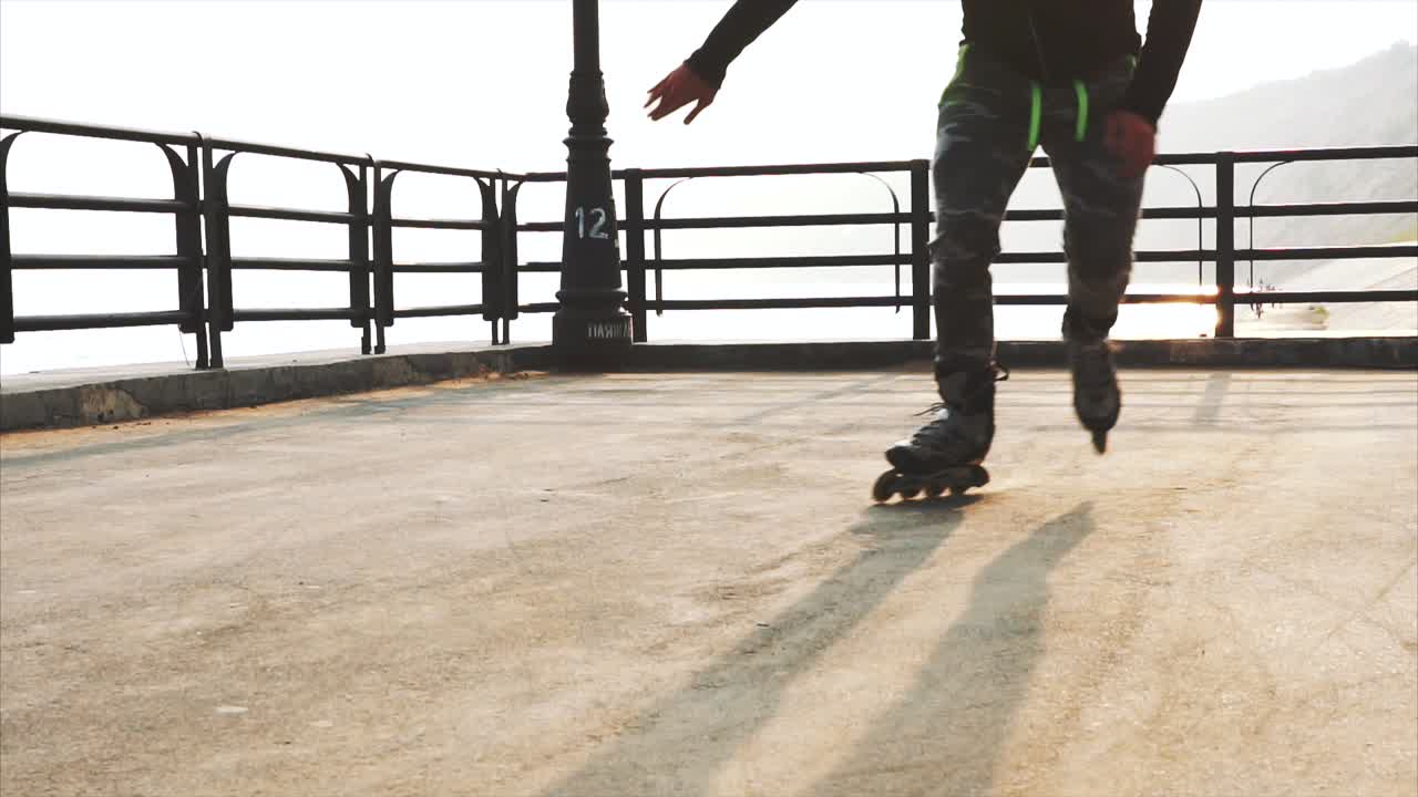 hombre patinando en un muelle costero