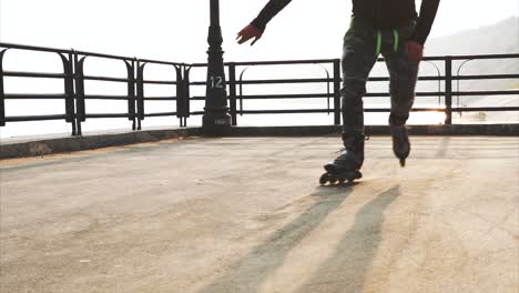 hombre patinando en un muelle costero