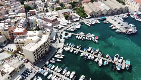 Ciudad-De-Chania-Y-Muelle-Con-Barcos,-Vista-Aérea-De-Drones